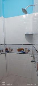 una estantería de cristal en un baño con galletas. en casa sol residencial tarapoto en Tarapoto