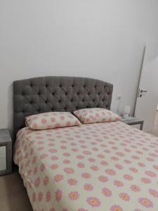 Un dormitorio con una cama grande con flores rosas. en Appartamento Dolce Casa, en Imola