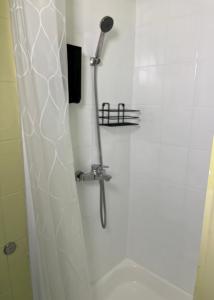 La salle de bains est pourvue d'une douche avec un pommeau de douche. dans l'établissement Apartment Smokva, à Trogir