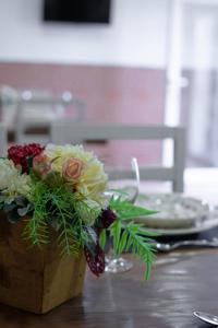 un jarrón de flores sentado en una mesa en Alojamento Moinho d`Óbidos, en Óbidos