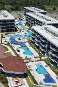eine Luftansicht eines Resorts mit vielen Pools in der Unterkunft Makia Beach Experience Muro Alto Porto de Galinhas in Porto De Galinhas