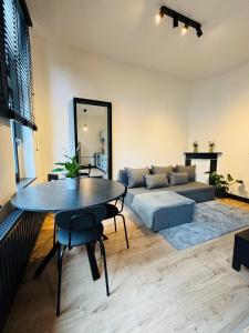 - un salon avec une table et un canapé dans l'établissement Appartement Cosy Liège Station, à Liège