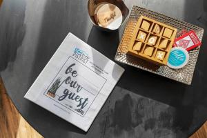 un tavolo con un libro e una scatola di cioccolatini di #StayInMyDistrict TwinFalls 3Bed a Twin Falls