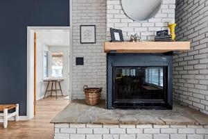 un soggiorno con camino in mattoni bianchi di #StayInMyDistrict TwinFalls 3Bed a Twin Falls