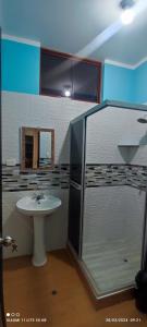 uma casa de banho com um lavatório e um chuveiro em casa sol residencial tarapoto em Tarapoto