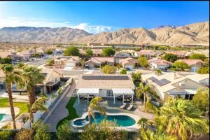een luchtzicht op een resort met bergen op de achtergrond bij Home in Desert Hot Springs in Desert Hot Springs