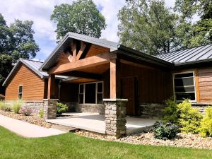 a house with a gambrel roof at Sojourner's Lodge & Log Cabin Suites in Dundee