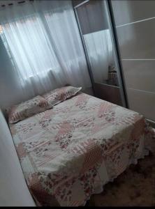 a bedroom with a bed with a white and red blanket at Casa Aeroporto Maceió Palmeiras in Maceió