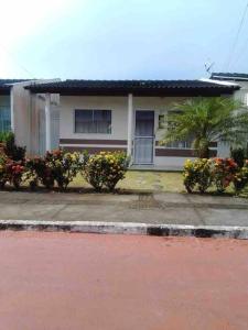 a house with flowers in front of a street at Casa Aeroporto Maceió Palmeiras in Maceió