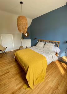 ベノデにあるBENODET - Maison plage à pied - 4 chambresのベッドルーム1室(黄色のベッドカバー付)