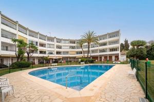 une piscine en face d'un bâtiment dans l'établissement Elegant Studio with Balcony, Pool & Parking, à Marbella