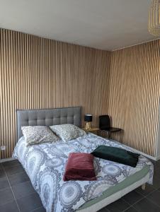 a bedroom with a bed and a striped wall at Escale à Disneyland Paris in Montévrain