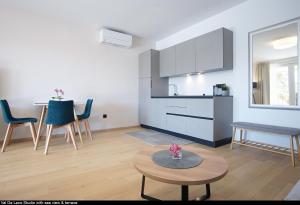 ロヴィニにあるVal De Laco studio apartmentsのリビングルーム(テーブル付)、キッチン