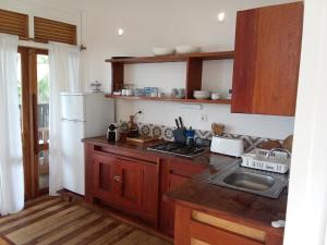 SantʼAnaにあるInfinity-house with roof terrace and direct access to the beachのキッチン(シンク、冷蔵庫付) +26枚の写真