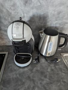 a coffee maker and a toaster sitting on a counter at Escale à Disneyland Paris in Montévrain