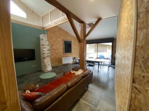 - un salon avec un canapé et une table dans l'établissement Grange rénovée, 6 minutes du Lac d'Annecy vue sur le Mont-Blanc, à Giez
