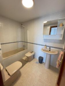 een badkamer met een toilet, een wastafel en een bad bij Ático Carboneras con fantástica terraza in Carboneras