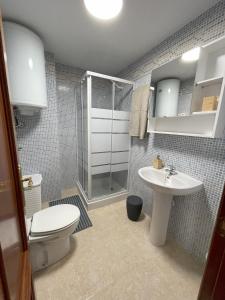 een badkamer met een toilet en een wastafel bij Ático Carboneras con fantástica terraza in Carboneras