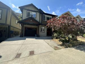 ein Haus mit einer Auffahrt mit einer Garage in der Unterkunft Separate entry sweet home in Victoria