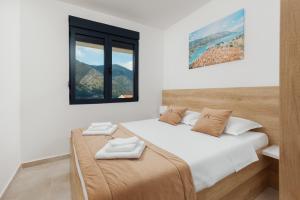 um quarto com 2 camas e uma janela em DM Apartments em Kotor