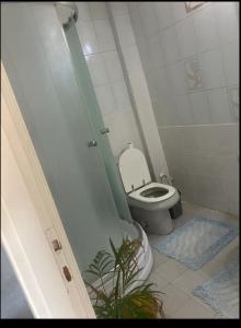 uma casa de banho com WC numa cabina de duche em Island House em Adalar