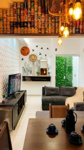 uma sala de estar com um sofá e uma mesa em Casa Contêiner Alvenaria Elegant em Uberlândia