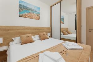 um quarto com 2 camas e um espelho em DM Apartments em Kotor