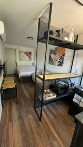 Una habitación con una habitación con una cama y un estante en Monoambiente Moderno, en Cuchilla Alta