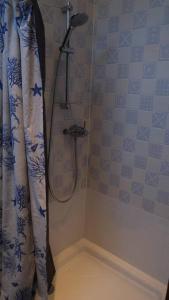 um chuveiro na casa de banho com uma cortina de chuveiro em Country Cottage near Yorkshire Coast em Bridlington