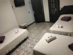 A bed or beds in a room at Hostal New York City