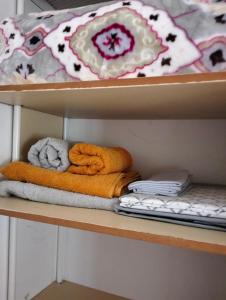 ein Regal mit Handtüchern und anderen Gegenständen darauf in der Unterkunft Casa rural Daisamar in Teguitar