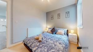 ein Schlafzimmer mit einem Bett in einem Zimmer mit einem Fenster in der Unterkunft Cardiff centre flat with free parking in Cardiff