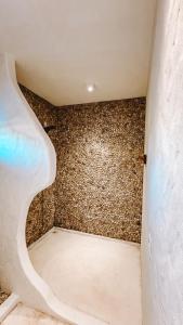 ein Badezimmer mit Dusche und Steinwand in der Unterkunft Sollaris in Amontada + 33 Fotos