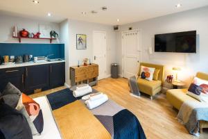 a living room with a couch and a table at 5 min Walk To Madame Tussauds - 5 min walk to Baker Street - 5 min walk to Marylebone Railway Station - 5 min walk to Regent Park - Central London in London