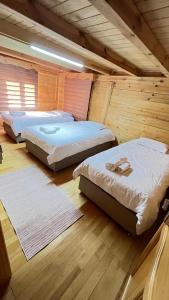 3 camas en una habitación con suelo de madera en Çat Hause Mountain en Çamlıhemşin