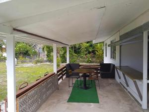Ein Garten an der Unterkunft Chez Angele