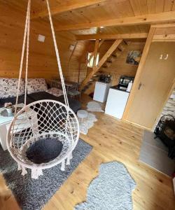 Zimmer mit Schaukel in einer Hütte in der Unterkunft Konak kod Tose in Banja Luka