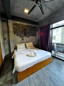 1 dormitorio con 1 cama grande con sábanas blancas en The Mureed, en Fulidhoo