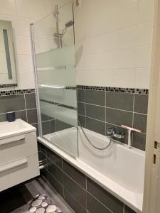 a bathroom with a shower and a tub and a sink at Grand F3 - Emplacement d'or proche Paris et Versailles in Plaisir +15 photos