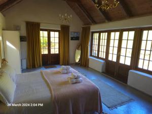 sypialnia z dużym łóżkiem z dwoma ręcznikami w obiekcie Phils Cottage w mieście Kenmare