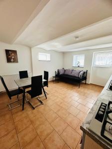 a living room with a couch and a table and chairs at Knuffige Ferienwohnung im Herzen von Haiger in Haiger