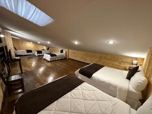 1 dormitorio con 2 camas y sofá en NASS Central Garden en Cuenca