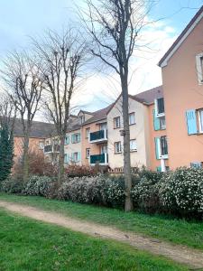 una fila de edificios de apartamentos en un parque en Grand F3 - Emplacement d'or proche Paris et Versailles, en Plaisir