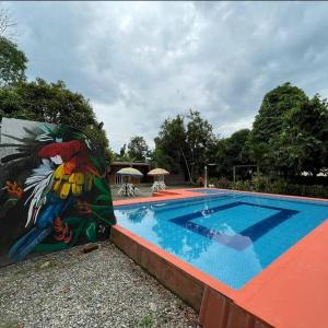una gran piscina con una pintura en el lateral. en Cabañas Horeb, en Tena