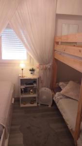 een slaapkamer met een stapelbed en een bureau met een ventilator bij Inlesa 5A Holiday apt with pool in Benidorm