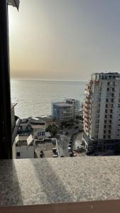uma vista para o oceano a partir de uma varanda de um edifício em BS Apartment 5 em Durrës
