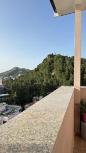 uma varanda com vista para uma montanha em BS Apartment 5 em Durrës