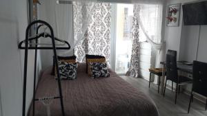 sypialnia z łóżkiem, biurkiem i oknem w obiekcie Inlesa 5A Holiday apt with pool w mieście Benidorm