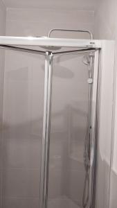 ducha con puerta de cristal y cabezal de ducha en SuecaRoom, en Sueca