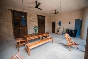 een kamer met 2 banken en een tafel en stoelen bij Casa Mandarina downtown with pool in Mérida